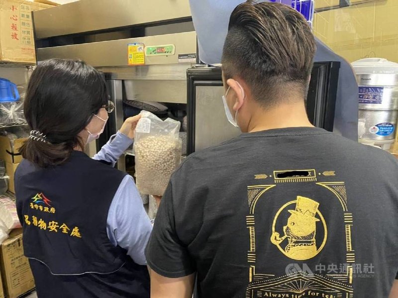 台中市中區某家飲料店被控將發霉珍珠混入好的珍珠煮熟販賣,台中市衛生局獲報前往稽查,未發現逾期及發霉等情事,但冰杓無專區存放、珍珠未覆蓋,人員未戴口罩等缺失,限期改善。(民眾提供)中央社記者趙麗妍傳真 110年4月14日