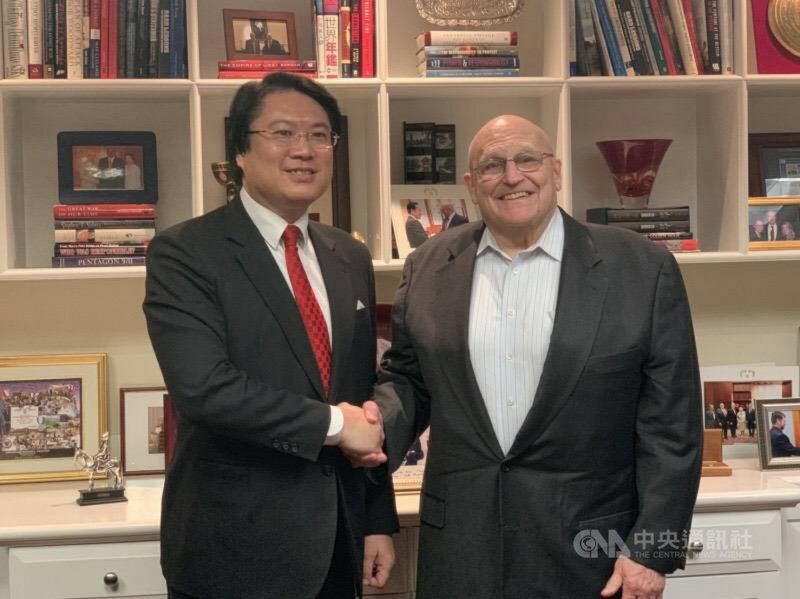 美國總統拜登摯友、前參議員陶德所率訪問團14日抵台,基隆市長林右昌(左)說,相信這不只對紀念台灣關係法生效42週年有非凡意義,更能鞏固台美友誼。圖為林右昌訪美時與時任副國務卿阿米塔吉(Richard Armitage)(右)會晤。(基隆市政府提供)中央社記者王朝鈺傳真 110年4月14日