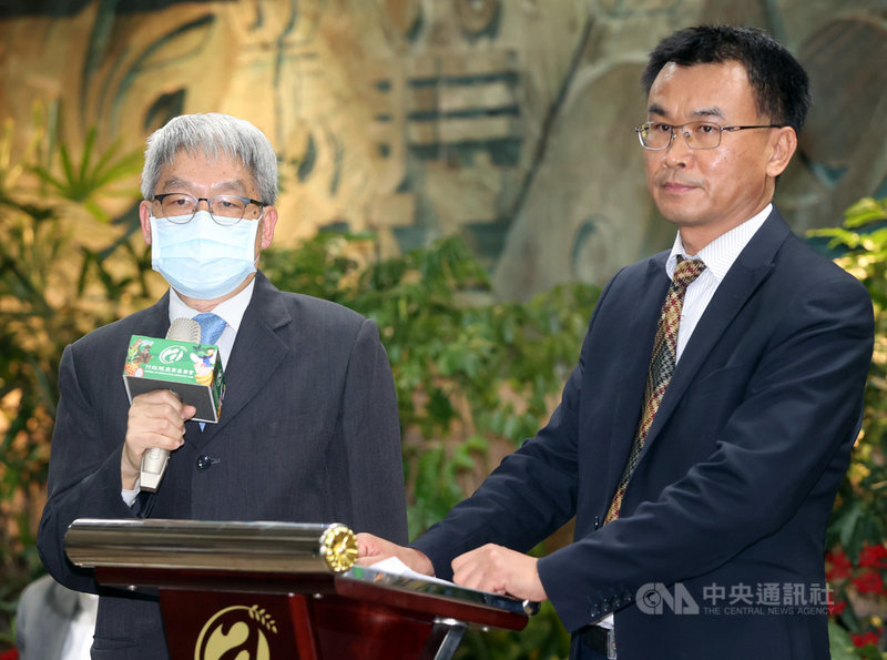 日本決定2年後將福島核廢水稀釋後排入海中,原能會輻射防護處處長劉文熙(左)14日表示,原能會針對此事向日方再三表達反對立場,並交付正式反對海洋排放信函,而原能會也早在109年3月就邀集海委會、外交部、農委會等建立跨部會平台,並陸續召開5場跨部會會議,積極研商各種因應作為。右為農委會主委陳吉仲。中央社記者鄭傑文攝 110年4月14日