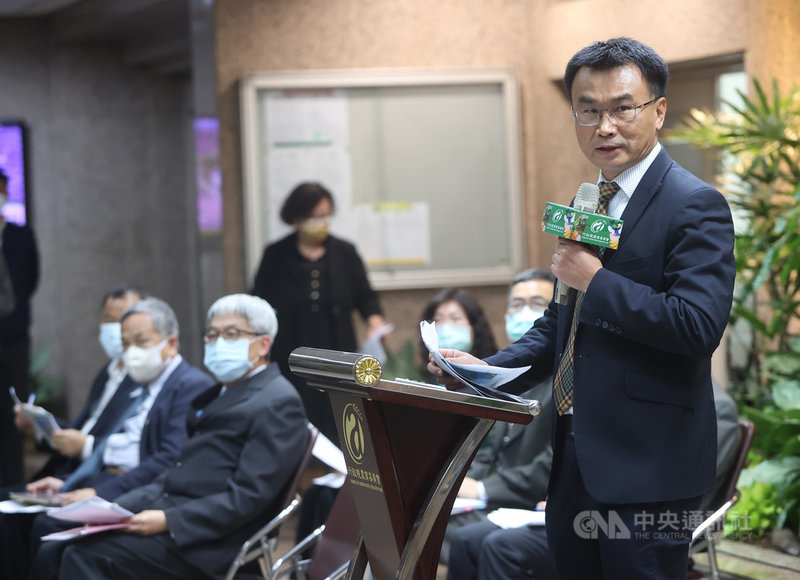 日本政府決定2年後將福島第一核電廠廢水稀釋後排入海中,農委會主委陳吉仲(右)14日下午與原能會及海委會代表出席記者會,針對日本核廢水排放,政府捍衛漁民權益、確保食品安全等相關作為進行說明。中央社記者鄭傑文攝 110年4月14日