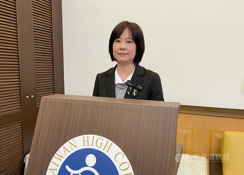 緬甸華裔男子李國輝涉嫌在中和出租公寓縱火釀成9死慘劇,高院更二審14日認定李國輝有殺人直接故意、無精神障礙、屬最嚴重犯罪、難以教化且有再犯可能等,判他死刑,可上訴。圖為台灣高等法院刑庭發言人黃玉婷說明判決理由。中央社記者劉世怡攝 110年4月14日