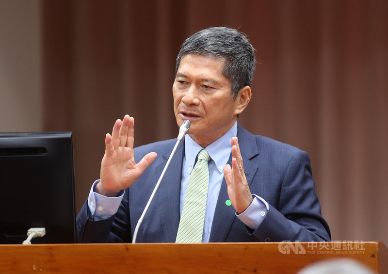 文化部長李永得14日在立法院教育及文化委員會進行專案報告,他表示,現任公視董事會至今已延任567天,董、監事選任問題「藍綠執政都一樣難解」,將尋求修法。中央社記者張皓安攝 110年4月14日