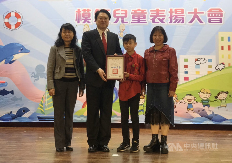 「基隆市110年模範兒童表揚大會」14日在仁愛國小舉行,就讀尚仁國小6年級的駱家鈞(右2)患有妥瑞氏症,但他努力克服身體障礙,也盼更多人能理解妥瑞氏症,獲市長林右昌(左2)頒獎表揚。中央社記者王朝鈺攝 110年4月14日