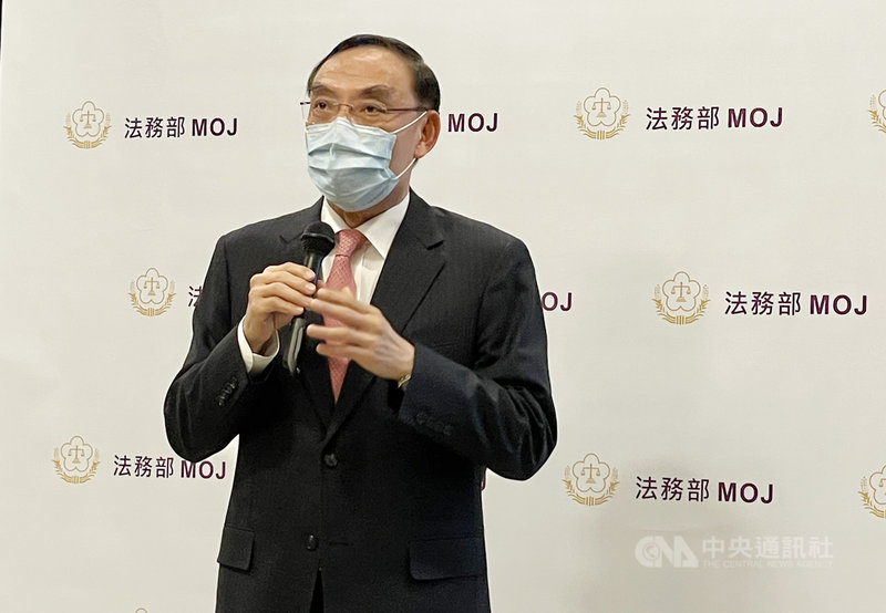 法務部長蔡清祥(圖)14日受訪時指出,無黨籍立法委員傅崐萁假釋案目前由矯正署審查中,還沒有結果,皆按正常程序進行,並無外傳早已假釋通過。中央社記者劉世怡攝 110年4月14日