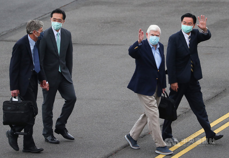 美國總統拜登摯友、前參議員陶德(右2)所率訪問團搭乘專機,14日下午飛抵松山機場,這次訪台成員還包含前副國務卿史坦柏格(左)等人,外交部長吳釗燮(右)、北美司長徐佑典(左2)等人親往接機。中央社記者王騰毅攝 110年4月14日