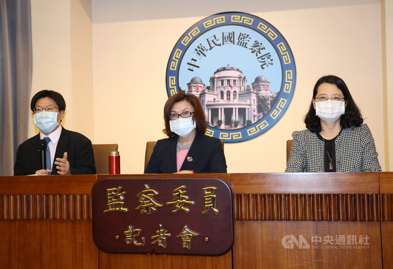 針對澎湖監獄在民國109年4月到5月間發生4名受刑人死亡事故,包括在舍房自縊、誤食除鏽劑等,監察院司獄委員會14日通過調查報告,糾正矯正署及澎湖監獄,監察委員高涌誠(左起)、王幼玲、王美玉14日下午舉行記者會說明。中央社記者張皓安攝 110年4月14日