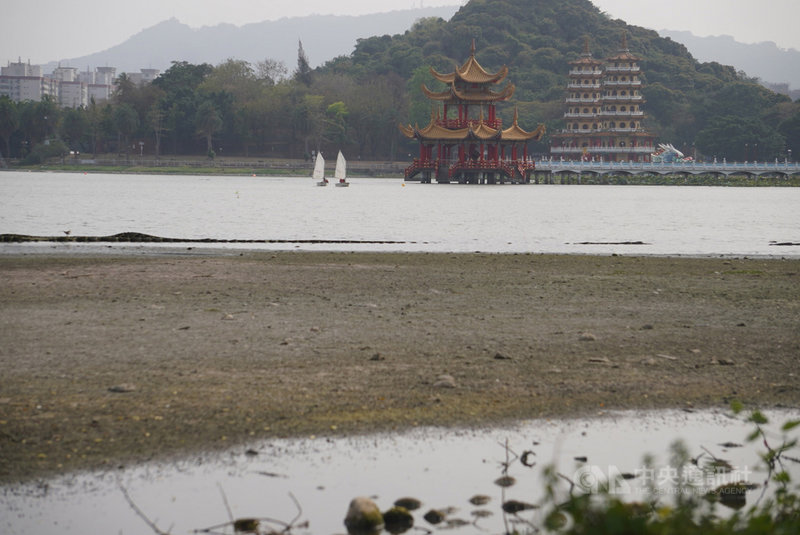 旱象未解,高雄市主要水源高屏溪的川流量持續下探,滯洪兼具休憩的蓮池潭14日水位也略降,部分湖底裸露並出現乾涸的底泥。中央社記者董俊志攝 110年4月14日