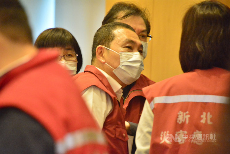 新北市長侯友宜(前中)14日在市政會議後接受聯訪表示,台鐵太魯閣號事故新北市民捐的善款也都會與中央同步截止時間,並且彙整給中央,同時,希望百分之百應用在傷亡者身上。中央社記者黃旭昇新北攝 110年4月14日