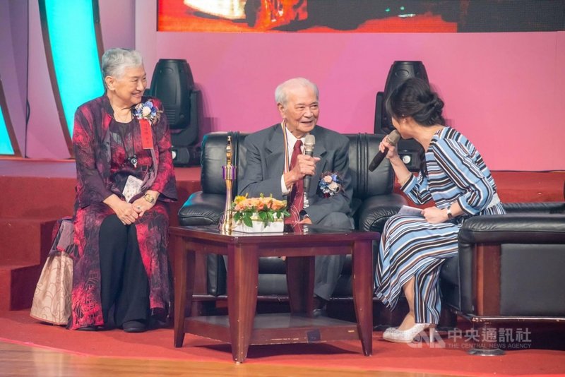 恆春基督教醫院醫師許志新(中)月初辭世,享壽84歲。恆基人稱許志新「阿公」,18年前從嘉義榮民醫院副院長退休後,因看見恆春半島醫療的需要,與妻子進駐台灣尾,在恆基展開「白袍生涯的下半場」;2018年榮獲醫療奉獻獎。(恆基提供)中央社記者郭芷瑄傳真 110年4月14日