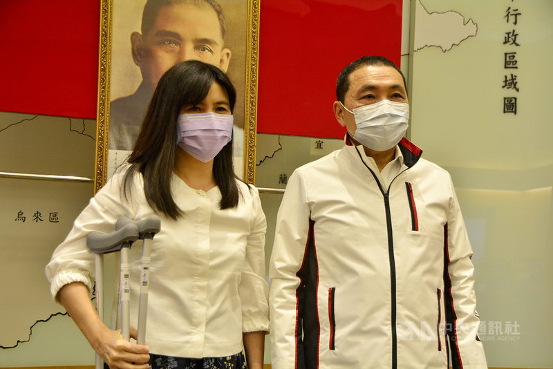 新北市府觀光旅遊局長張愛晶(左)14日宣誓,市長侯友宜(右)期勉借重她的傳播行銷專長,推廣新北觀光山海美景。中央社記者黃旭昇新北攝 110年4月14日