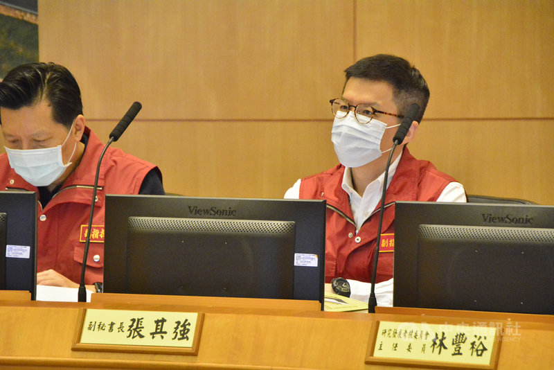 新北市府觀光旅遊局前局長張其強(右)升任副秘書長統合各局處的業務,推動市政。市長侯友宜14日市政會議稱讚他在觀旅局長任內,已長時間打下良好基礎。中央社記者黃旭昇新北攝 110年4月14日