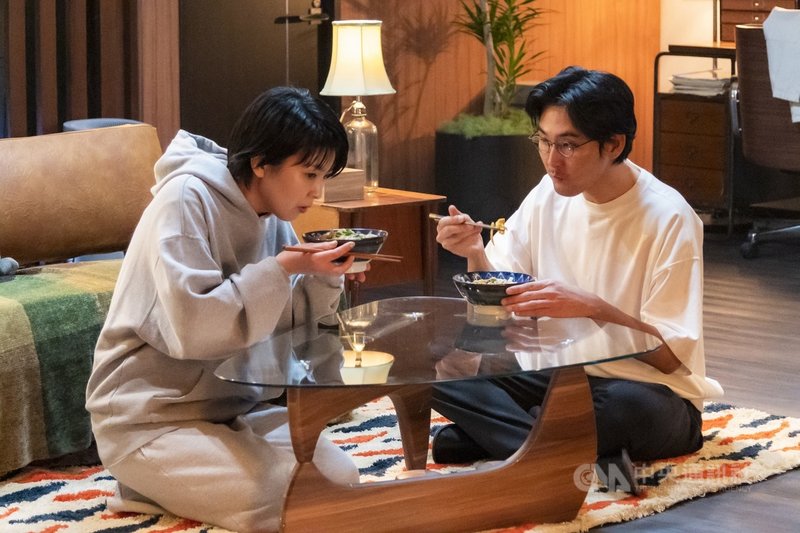 日本演員松隆子(左)與松田龍平(右)在戀愛喜劇「大豆田永久子與三個前夫」中再度合作,飾演離婚夫妻。(friDay影音提供)中央社記者葉冠吟傳真 110年4月13日