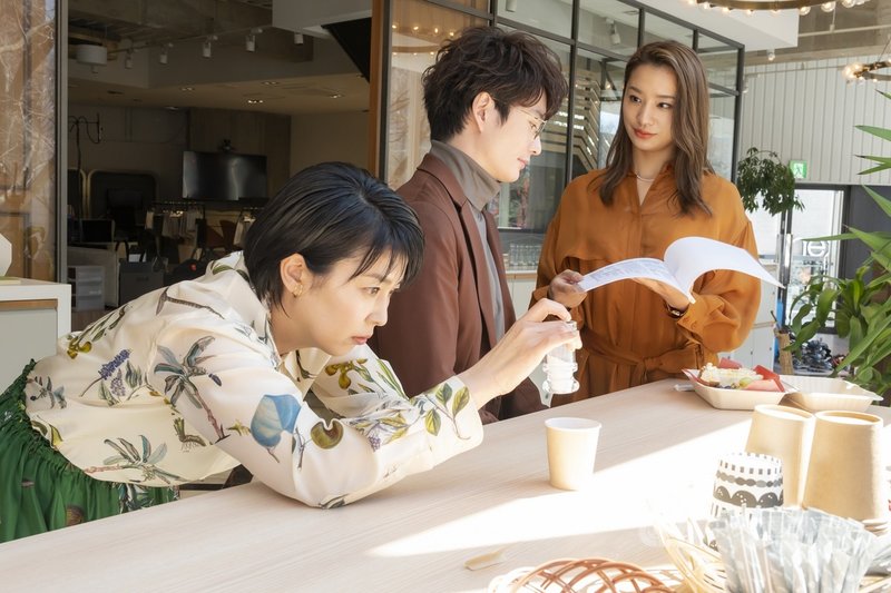日本女星松隆子(左)在戀愛喜劇「大豆田永久子與三個前夫」中,詮釋經歷3段婚姻的失婚建築公司女社長,男星岡田將生(中)飾演菁英律師第三任前夫。(friDay影音提供)中央社記者葉冠吟傳真 110年4月13日