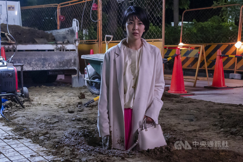 日本女星松隆子(圖)主演戀愛喜劇「大豆田永久子與三個前夫」,首集遇到齋藤工客串的愛情騙子,差點被對方以「病母急需醫藥費」為由騙錢,回家路上更慘跌進工地泥巴坑。(friDay影音提供)中央社記者葉冠吟傳真 110年4月13日