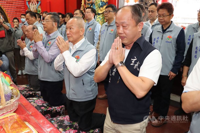 14日適逢玄天上帝聖誕,苗栗縣長徐耀昌(前右2)率縣府團隊至苗栗市天雲廟行「三獻禮」祝壽,並上香祈求保佑天降甘霖,早日紓解旱象。(苗栗縣政府提供)中央社記者管瑞平傳真 110年4月14日