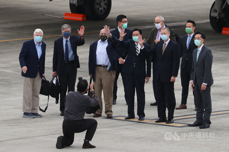 美國總統拜登摯友、前參議員陶德(Chris Dodd)(立者前左起)率訪問團14日搭機抵台,訪團成員還包含前副國務卿史坦柏格(James Steinberg)、阿米塔吉(Richard Armitage)等人,外交部長吳釗燮(立者前右3)、美國在台協會(AIT)處長酈英傑(William Brent Christensen)(立者前右2)、外交部北美司長徐佑典(立者前右)等人接機,眾人合影。中央社記者王騰毅攝 110年4月14日