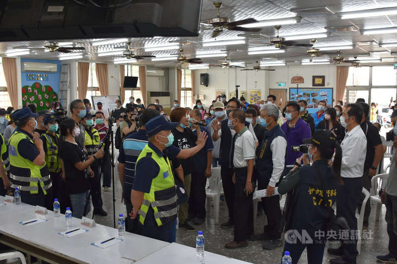 台中市政府14日召開烏日區前竹地區區段徵收專案變更座談會,部分反徵收地主到場陳情,聲援的公民團體與警方衝突遭抬離。(民眾提供)中央社記者蘇木春傳真 110年4月14日