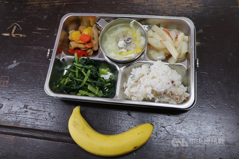 農委會農糧署14日指出,配合學校午餐採用國產可溯源食材政策,5月起將在新竹、彰化、屏東、花蓮等4地區,試辦以通過產銷履歷驗證食米供應學校午餐食材。(農糧署提供)中央社記者吳欣紜傳真 110年4月14日