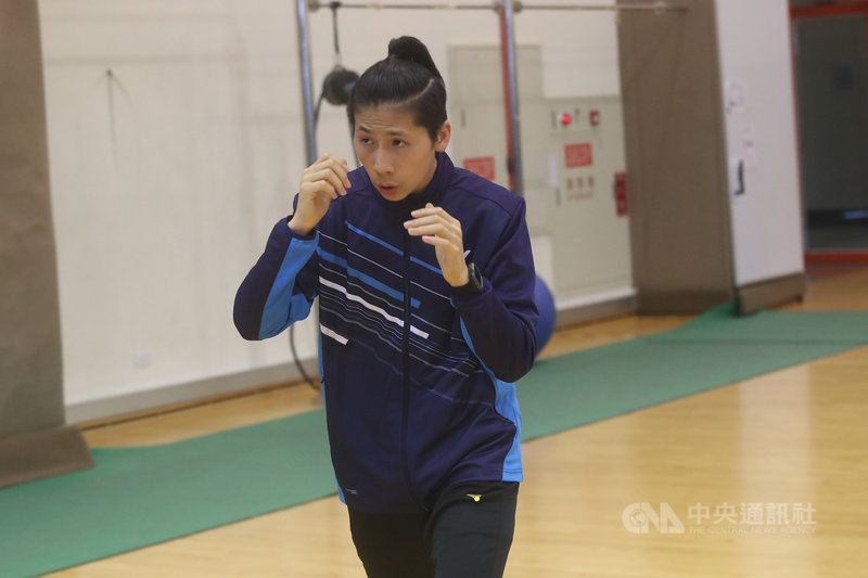 台灣女子拳擊好手林郁婷14日表示,為了備戰東京奧運,她近來強化體能收到明顯成效,尤其在心肺提升最明顯。她並說,比賽中她的優勢是將對手圍至角落,再進行一輪猛攻。中央社記者吳家昇攝 110年4月14日