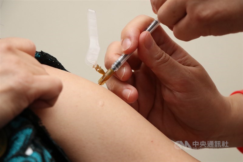 AZ疫苗15日起開放外交人員、國家隊運動員、特殊需求者等第四類對象接種,約新增5000名對象。圖為醫護人員為民眾施打AZ疫苗。中央社記者董俊志攝 110年4月14日
