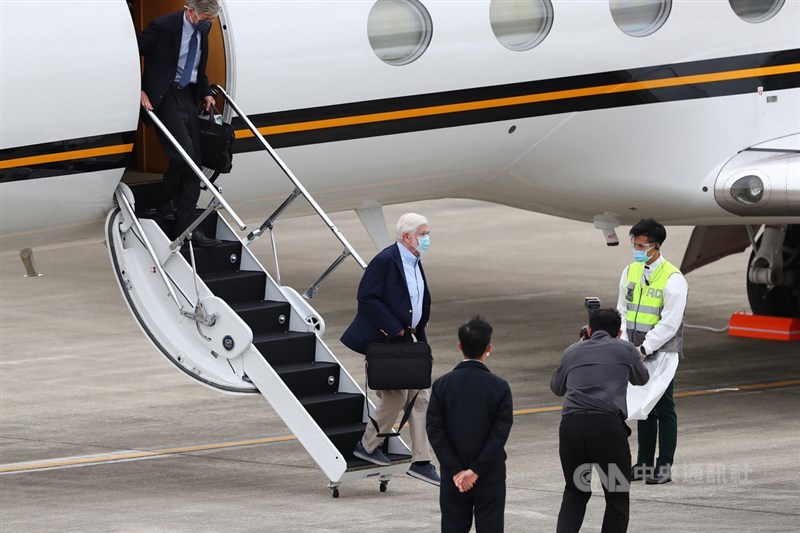 美國總統拜登摯友、前參議員陶德(Chris Dodd)(左2)率訪問團來台訪問,14日下午抵達台北松山機場。陶德下機後,前美國副國務卿史坦柏格(James Steinberg)(左)也步出機艙。中央社記者王騰毅攝 110年4月14日