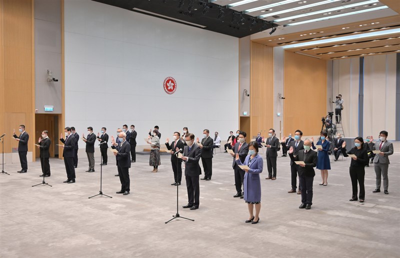 在「反送中」後,港府要求約17萬公務員宣誓效忠特區,大部分人已宣誓,但仍有129人拒絕,將會因此被辭退;圖為官員2020年底宣誓效忠特區。(取自香港新聞處)中央社記者張謙香港傳真 110年4月14日