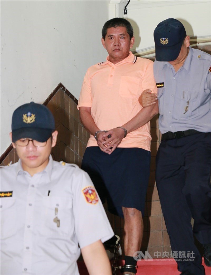 緬甸華裔男子李國輝(中)涉嫌在中和出租公寓縱火釀成9死慘劇,高院更二審14日判死刑,可上訴。(中央社檔案照片)