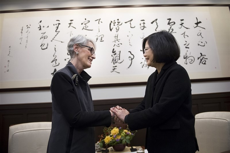 總統蔡英文(右)2016年12月15日接見當時已卸下國務院政治事務次卿的雪蔓。(總統府提供)