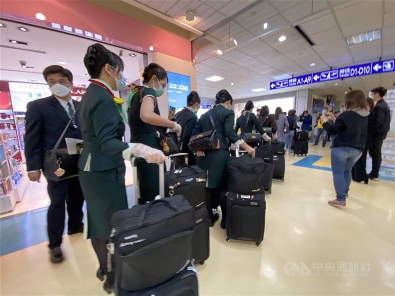 指揮中心指揮官陳時中宣布,15日起鬆綁航空機組員檢疫規定,長程航班者為3天居家檢疫。(中央社檔案照片)