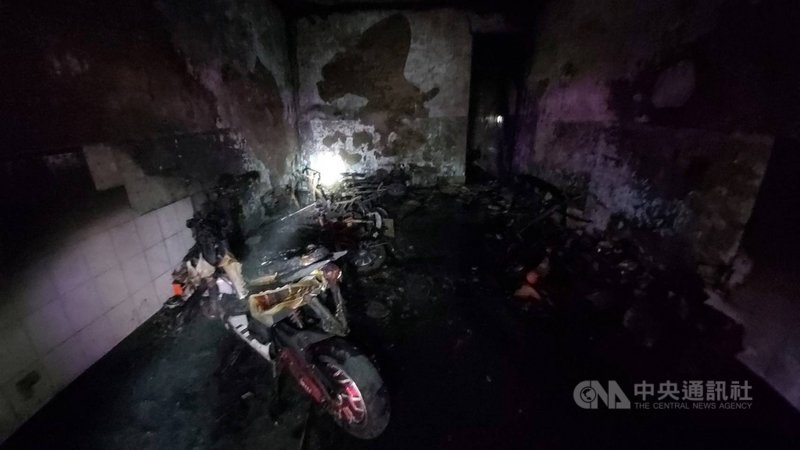 台中市龍井區一處外籍移工宿舍14日清晨發生火警,消防局獲報前往搶救,發現1樓室內停放的多輛機車起火燃燒。(台中市消防局提供)中央社記者蘇木春傳真 110年4月14日