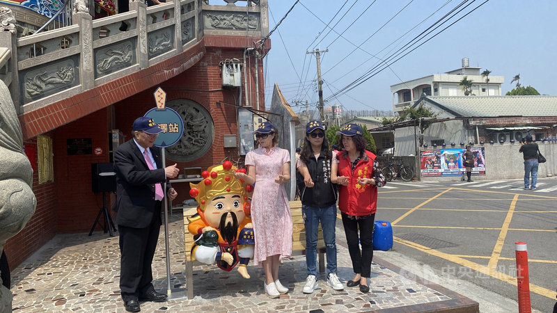彰化埔鹽順澤宮14日舉辦北極玄天上帝公仔揭幕活動,有業者捐贈約半個人高的Q版北極玄天上帝公仔,成為埔鹽順澤宮的景點之一。中央社記者吳哲豪彰化攝 110年4月14日