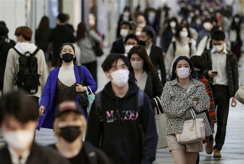 日本大阪府、兵庫縣及東京都等地疫情快速升溫,日本14日新增病例數,睽違近3個月再度出現單日逾4000例。圖為大阪街頭人潮。(共同社)
