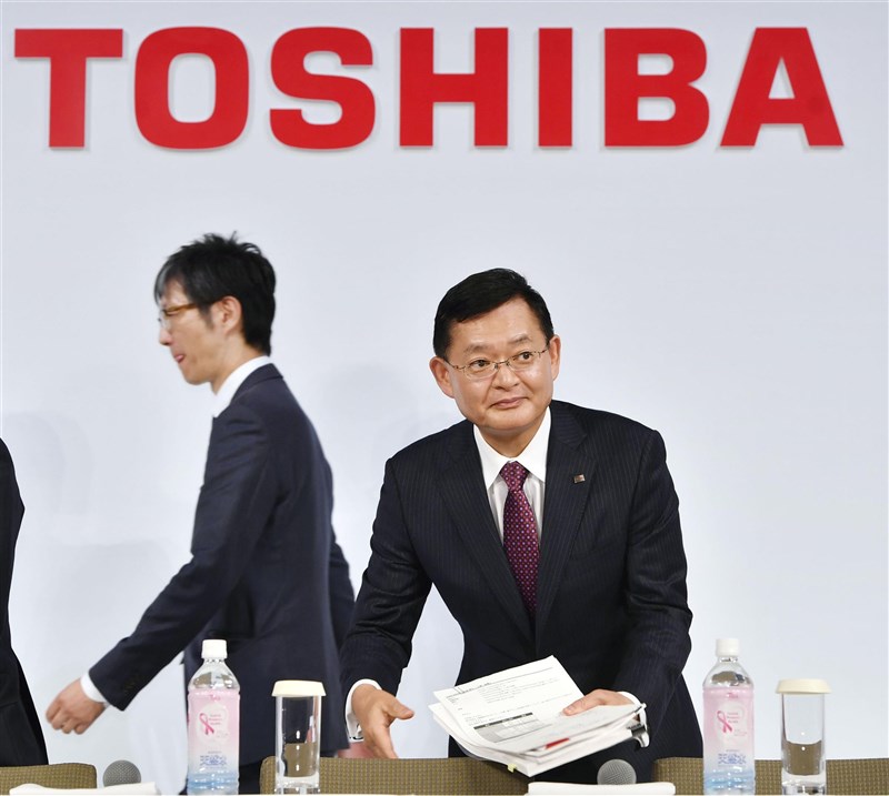 日本電機大廠東芝社長車谷暢昭(右)14日上午在臨時董事會上請辭。(共同社)
