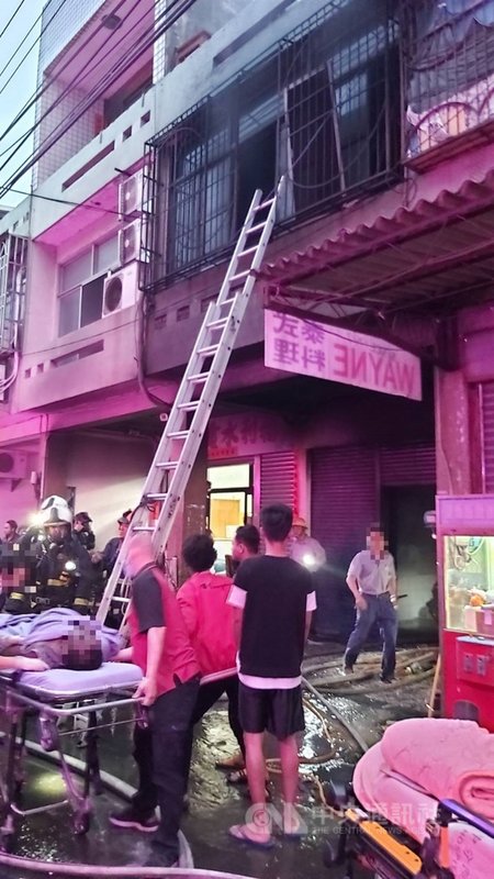 台中市龍井區一處外籍移工宿舍14日清晨發生火警,消防局獲報前往搶救,共計救出8人,其中5人受傷送醫。(台中市消防局提供)中央社記者蘇木春傳真 110年4月14日