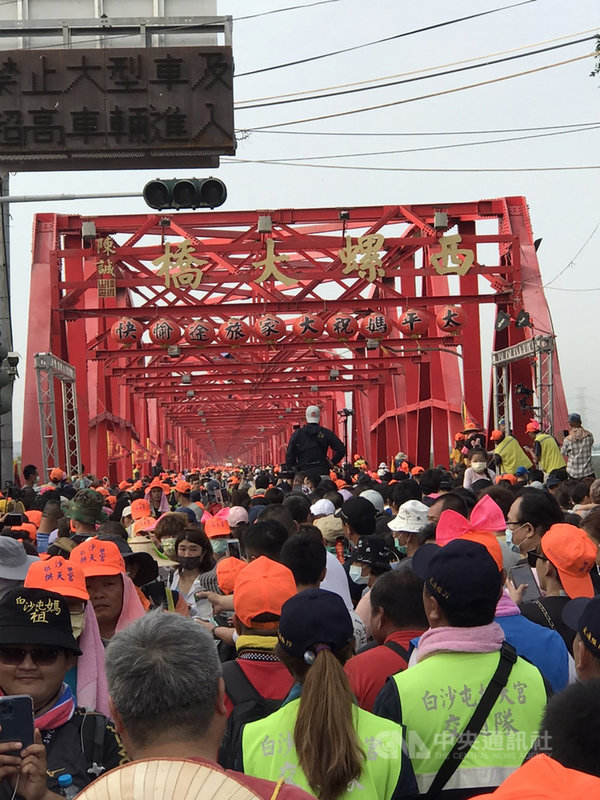 台中大甲鎮瀾宮媽祖14日晚間將駐駕雲林西螺福興宮,而苗栗拱天宮白沙屯媽祖下午4時許也經過西螺大橋,繼續南行,令眾人期待白沙屯媽祖與大甲媽祖是否有望相會。(民眾提供)中央社記者姜宜菁傳真 110年4月14日