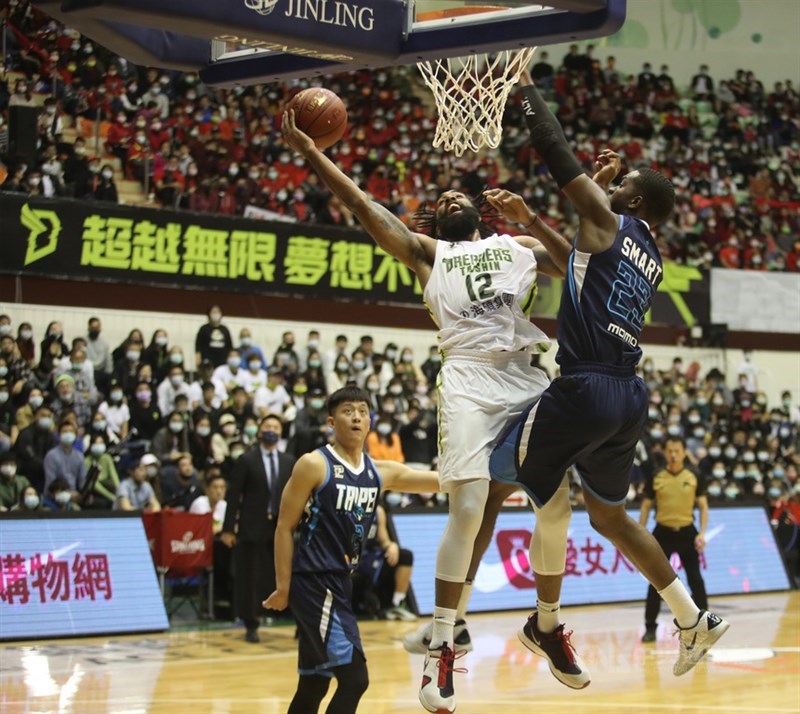 台灣職業籃球聯盟P. LEAGUE+聯盟第5、6支球隊的傳言不斷,聯盟執行長「黑人」陳建州14日表示,高雄不只1家企業在爭取。圖為2020年 P. LEAGUE+開幕戰。(中央社檔案照片)