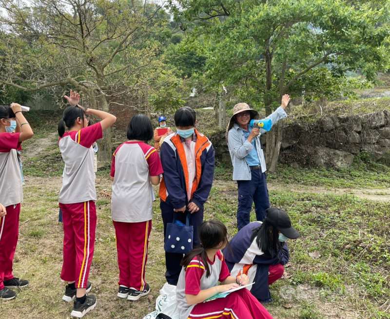 退休教師吳谷忠(後右)發動搶救嘉義大埔江家梅園,成為大埔國中小學實驗教育最佳場所,近年清明時期都安排採梅課程,從中讓學生學習製作脆梅。(大埔國中小學提供)中央社記者蔡智明傳真 110年4月14日