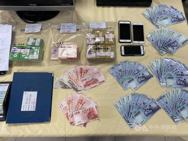 苗栗縣頭份市一處棋牌社涉嫌合法掩護非法,3個多月招攬約300名會員從事非法賭博,經警方長期監控蒐證,查獲現場工作人員和賭客共17人,以及賭資新台幣6萬餘元、籌碼70餘萬元等相關證物。(警方提供)中央社記者管瑞平傳真 110年4月15日