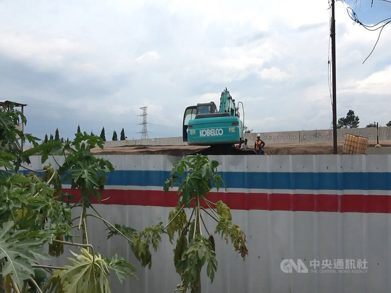 位於西爪哇西萬隆縣的百打拉冷鄉的雅萬高鐵工程出現收購土地怪象,印尼中國高鐵公司補償居民搬遷的房屋費,不願購買土地,只願付月租。攝於3月25日。中央社記者石秀娟雅加達攝 110年4月15日