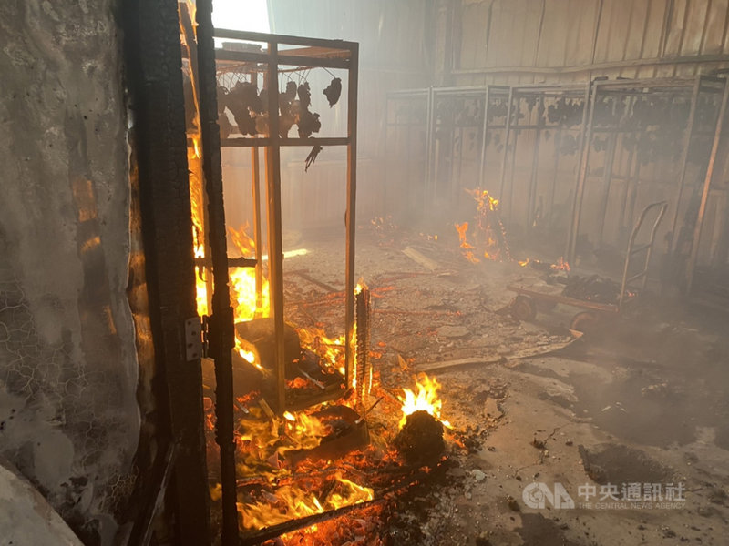宜蘭縣五結鄉一家鴨賞工廠15日發生火警,消防人員獲報前往灌救,所幸只有1人受傷送醫。(宜蘭縣消防局提供)中央社記者沈如峰宜蘭縣傳真 110年4月15日
