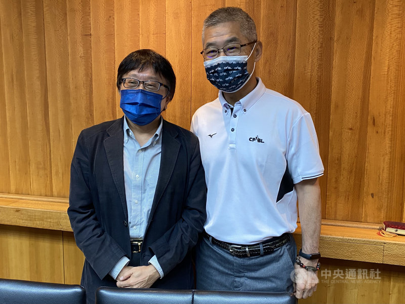 6搶1東京奧運最終資格賽6月16日至20日將在台中舉行,體育署、中華職棒、中華棒協15日在體育署召開會議,以隔離7天來規畫防疫措施並討論細節。中職祕書長楊清瓏(右)、棒協祕書長林宗成(左)出席。中央社記者楊啟芳攝 110年4月15日