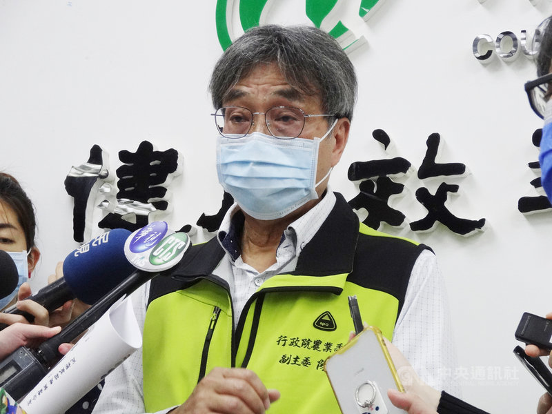 外銷日本的台灣香蕉3月份發生農藥百克敏超標,最近又檢出第滅寧0.02ppm,違反日方不得檢出規定,由於接近儀器靈敏度,日方目前未加嚴檢疫。農委會副主委陳駿季15日受訪表示,會加強產銷管理,善盡督導責任。中央社記者楊淑閔攝 110年4月15日