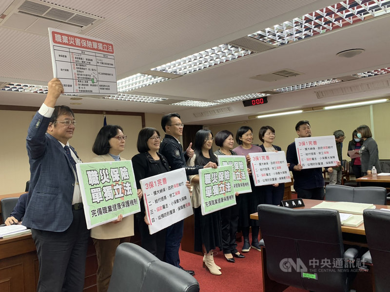 立法院社會福利及衛生環境委員會今天初審通過勞工職災保險及保護法草案,全案審查完竣且沒有保留條文,勞動部長許銘春(右4)在會議結束後與現場跨黨派記者合影留念。中央社記者郭建伸攝 110年4月15日