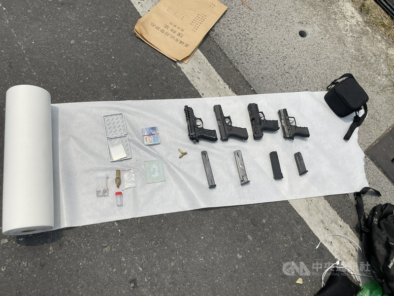 高雄仁武日前發生槍擊案釀4傷,轄區警力15日中午在大社路攔查可疑車輛,車上胡姓主嫌拔腿逃逸,卻因胸口不適倒地送醫,警方事後並在車上查獲4把手槍。(高雄仁武警分局提供)中央社記者洪學廣傳真 110年4月15日