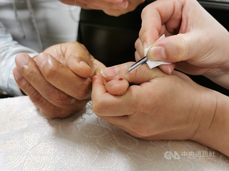 宜蘭一所專科學校外聘醫師遭家長指控,實驗課要38名學生使用12根採血針相互驗血,引發爭議。校方15日表示,教室存放的採血針數量充足,也從未要求數量管控,後續不會讓類似情事再發生。圖為同類採血針示意圖。(讀者提供)中央社記者沈如峰宜蘭縣傳真 110年4月15日