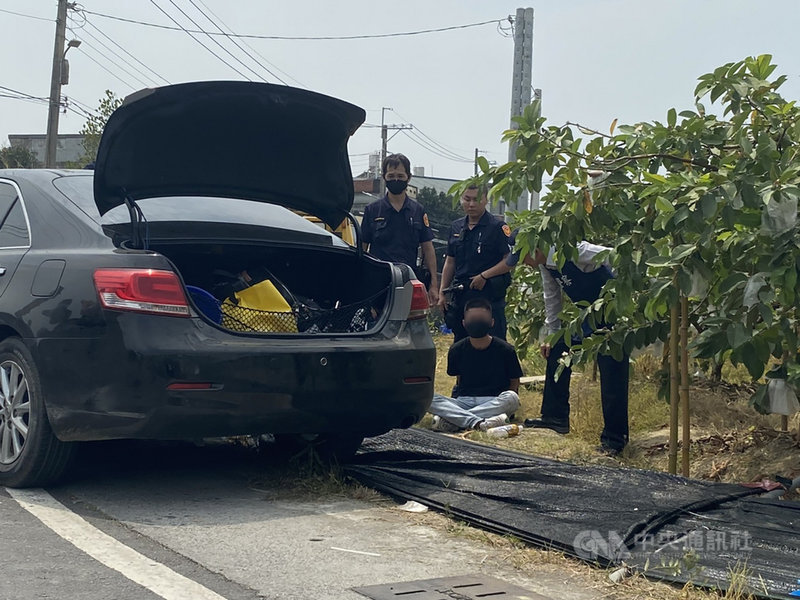 高雄市仁武區日前發生槍擊案,轄區警力15日中午執勤攔查可疑車輛,逮捕李姓小弟(坐者)後又逮獲身體不適倒地的胡姓主嫌,緊急送醫;車上4人仍有2人在逃,警方全力追緝中。(高雄仁武警分局提供)中央社記者洪學廣傳真 110年4月15日