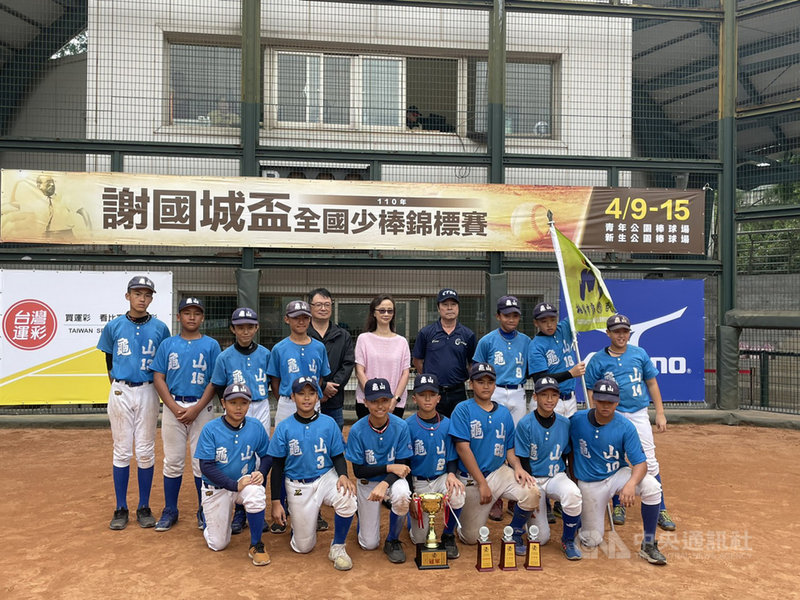 110年謝國城盃全國少棒錦標賽15日進行冠軍戰,桃園市隊(圖)提前在3局以15比0大勝南投縣隊,達成4連霸並獲LLB亞太區少棒賽代表權,小將開心合影。(中華棒協提供)中央社記者楊啟芳傳真 110年4月15日