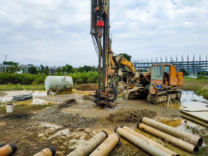 因應水情吃緊,台中市政府與中央規劃在西屯區中央公園開鑿12口民生用水井,目前已完成第一口觀測井,經檢測水質良好,預估每日出水量約1800噸。(台中市政府提供)中央社記者郝雪卿傳真 110年4月15日