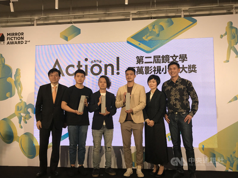 第二屆鏡文學百萬影視小說大獎15日舉行頒獎典禮,百萬首獎由身兼律師及影視工作者雙重身分的唐福睿(左3)獲得,並與鏡文學董事長裴偉(左起)、評審獎得主楊鐵銘、評審委員嘉世強(右起)、鏡文學總經理董成瑜、評審獎得主吳威邑合影。中央社記者邱祖胤攝 110年4月15日