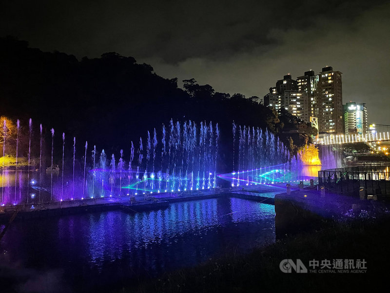 新北市府觀光旅遊局15日表示,碧潭水舞自啟用以來,投影動畫、炫彩雷射與靈活的水舞編排互相映襯,遊客對水舞繽紛姿態印象深刻,17日起將推出2檔全新節目。(新北市觀旅局提供)中央社記者黃旭昇新北傳真 110年4月15日